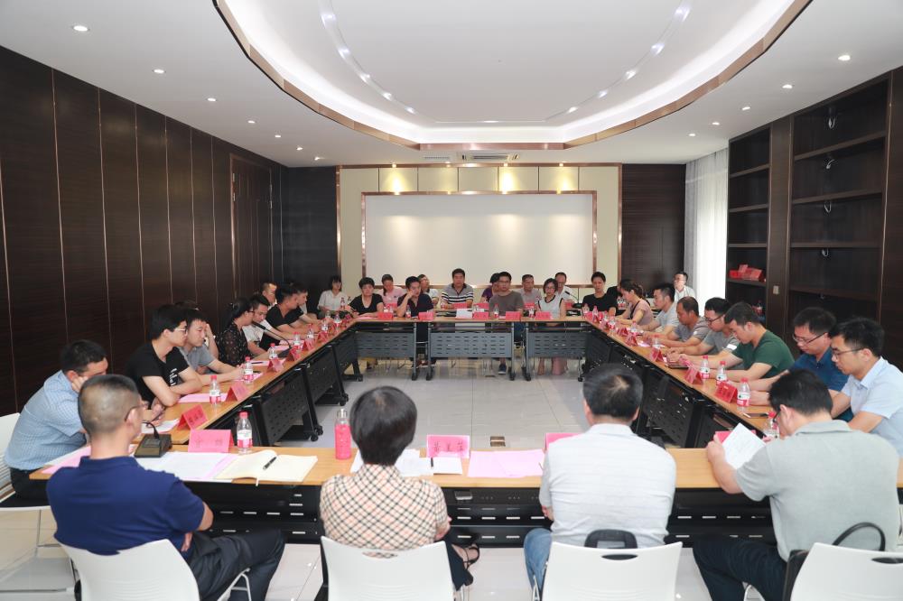 由（縣委常委、政法委書記）官雄主持、黃美萍（縣委書記）蘇建旗（縣長）參加“村企結(jié)對、真情幫扶”簽約授牌儀式、