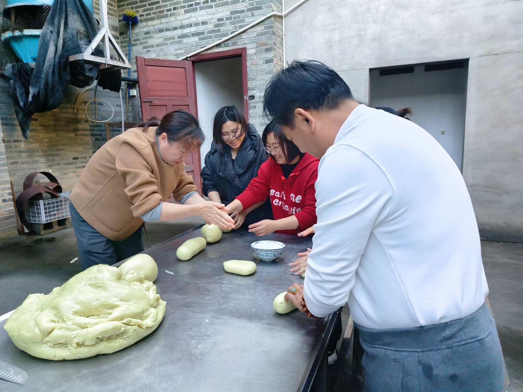 易順建工集團(tuán)：體驗(yàn)黃粿制作，傳承傳統(tǒng)文化