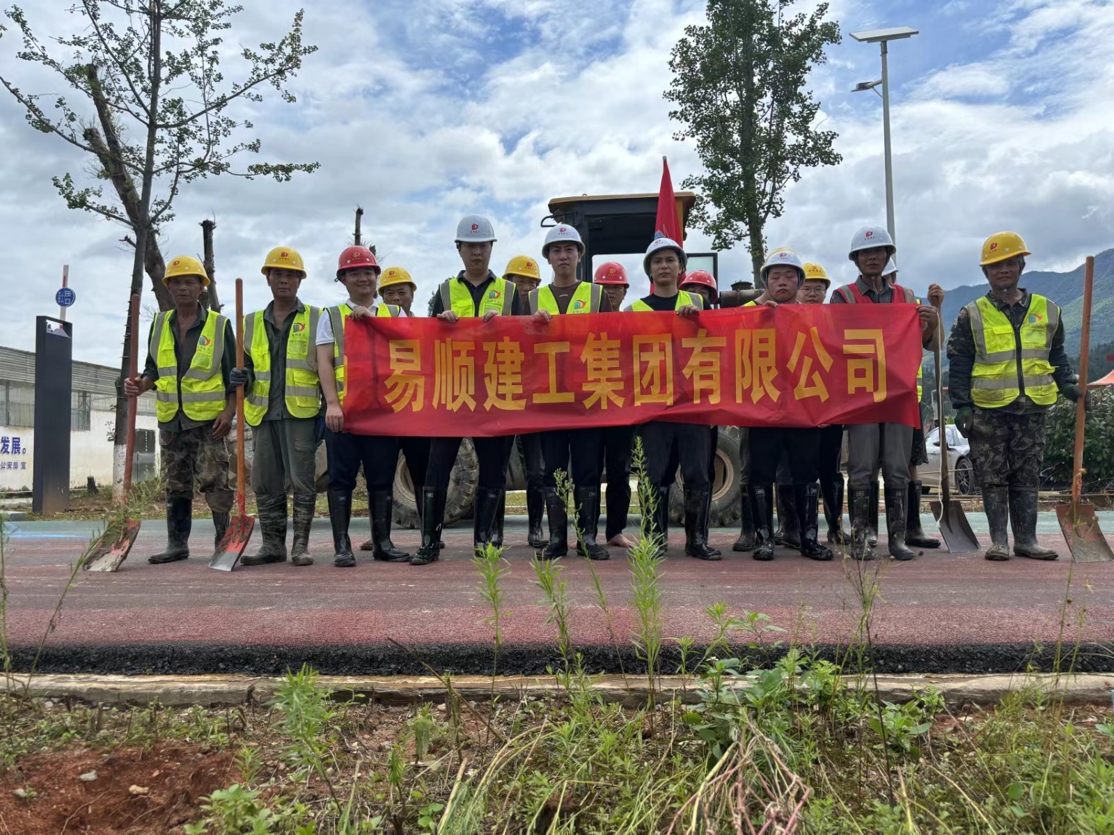 易順建工集團(tuán)有限公司總經(jīng)理李晉恒率領(lǐng)廣東子公司、廈門分公司負(fù)責(zé)人馳援梅口埠 助力災(zāi)后淤泥垃圾清理工作