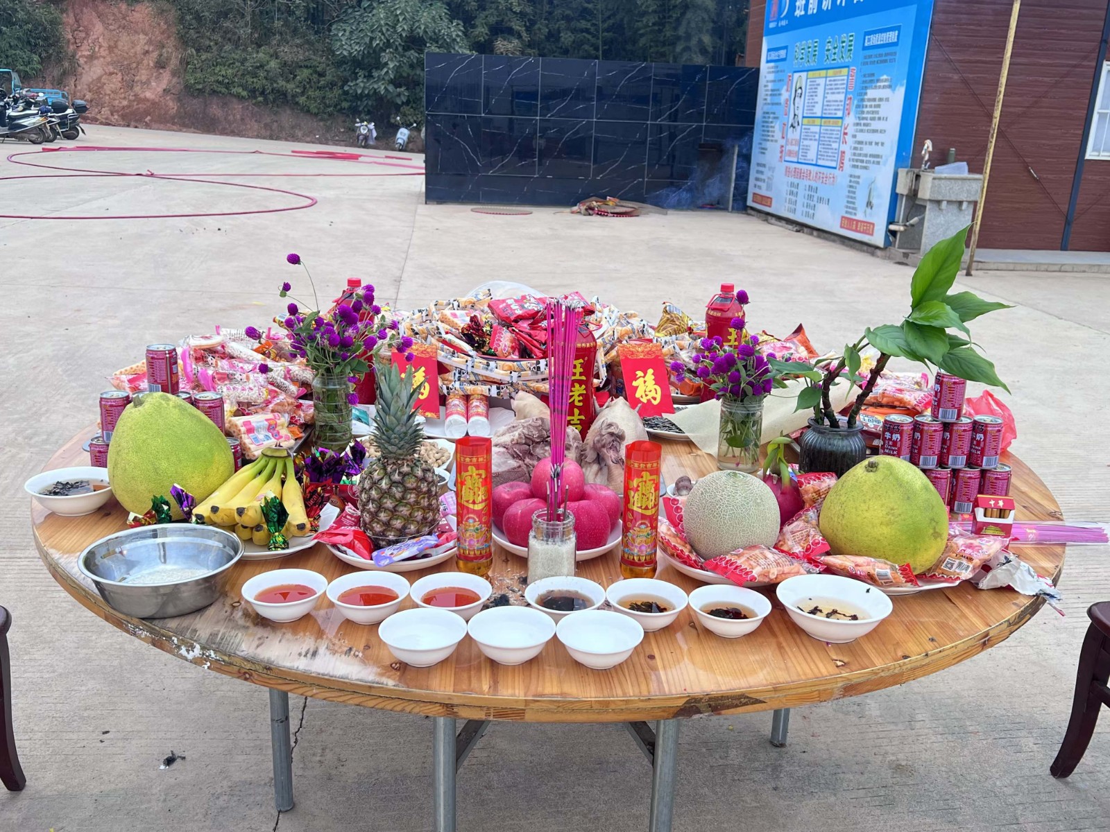 易順建工集團(tuán)有限公司承建的松溪縣三和循環(huán)經(jīng)濟(jì)產(chǎn)業(yè)園標(biāo)準(zhǔn)化廠(chǎng)房和基礎(chǔ)設(shè)施提升項(xiàng)目——標(biāo)準(zhǔn)化廠(chǎng)房建設(shè)項(xiàng)目封頂大吉！