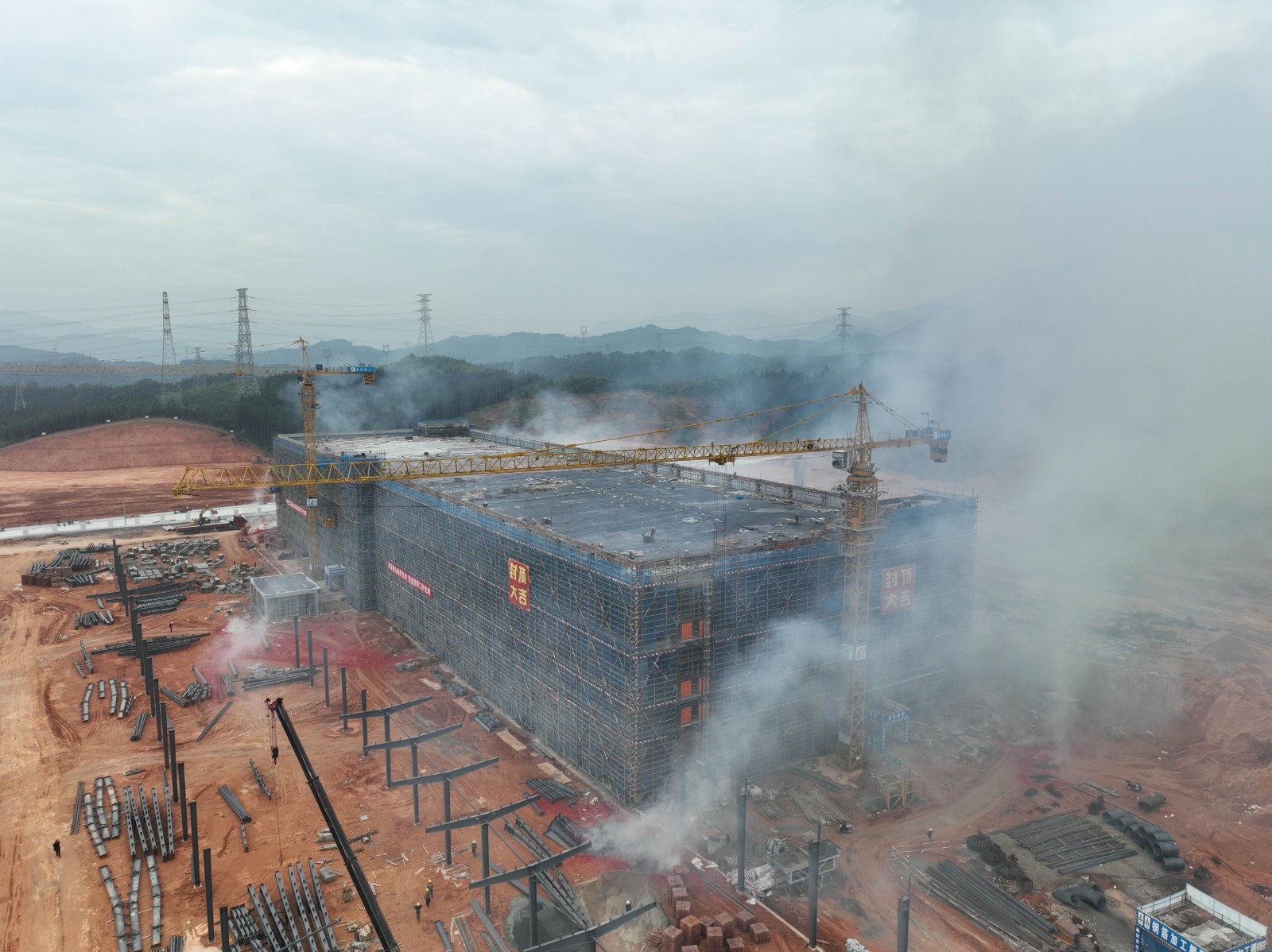 易順建工集團(tuán)有限公司承建的松溪縣三和循環(huán)經(jīng)濟(jì)產(chǎn)業(yè)園標(biāo)準(zhǔn)化廠(chǎng)房和基礎(chǔ)設(shè)施提升項(xiàng)目——標(biāo)準(zhǔn)化廠(chǎng)房建設(shè)項(xiàng)目封頂大吉！