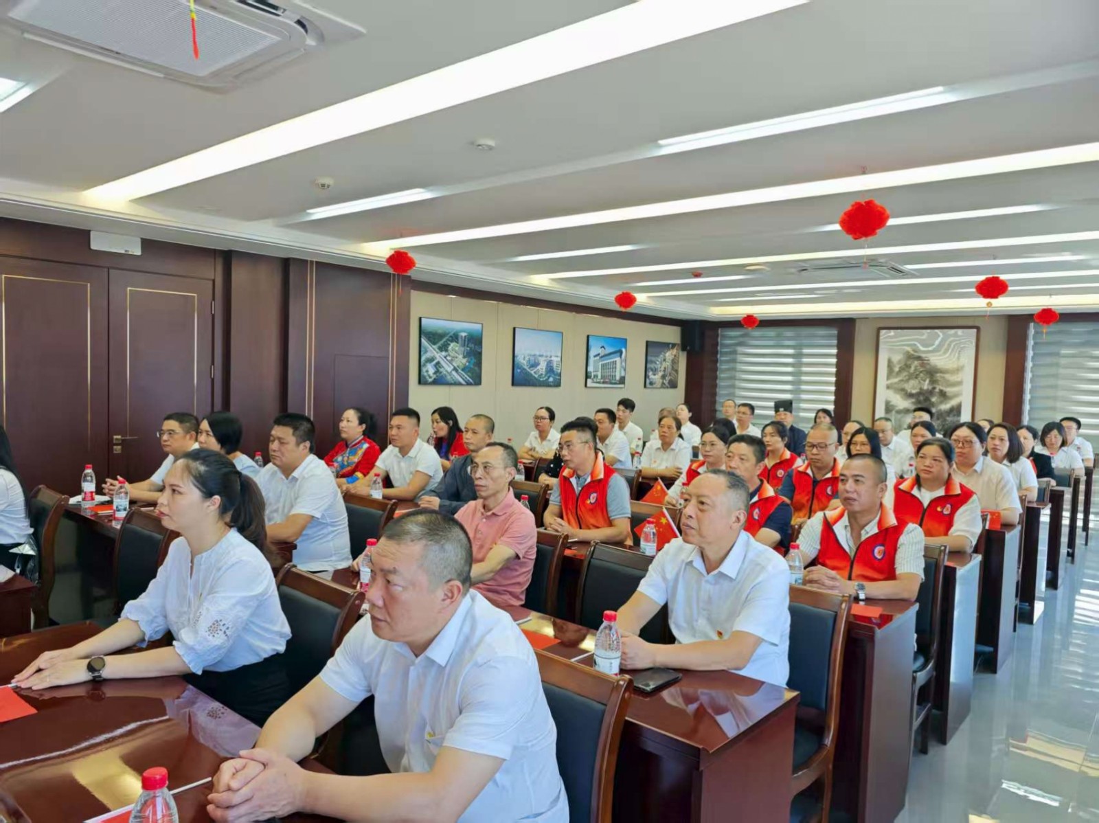 易順建工集團(tuán)有限公司聯(lián)合松溪縣委統(tǒng)戰(zhàn)部機(jī)關(guān)集中集中觀(guān)看紀(jì)念中國(guó)人民抗日戰(zhàn)爭(zhēng)暨世界反法西斯戰(zhàn)爭(zhēng)勝利80周年大會(huì)