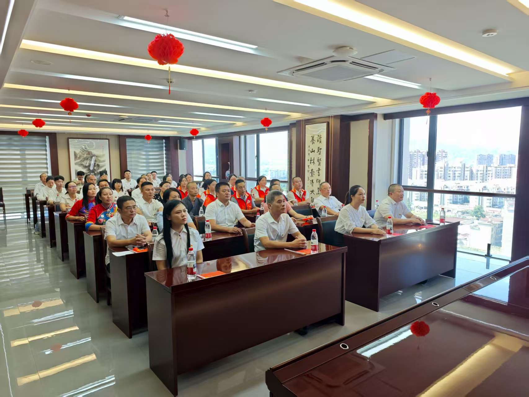 易順建工集團(tuán)有限公司聯(lián)合松溪縣委統(tǒng)戰(zhàn)部機(jī)關(guān)集中集中觀(guān)看紀(jì)念中國(guó)人民抗日戰(zhàn)爭(zhēng)暨世界反法西斯戰(zhàn)爭(zhēng)勝利80周年大會(huì)