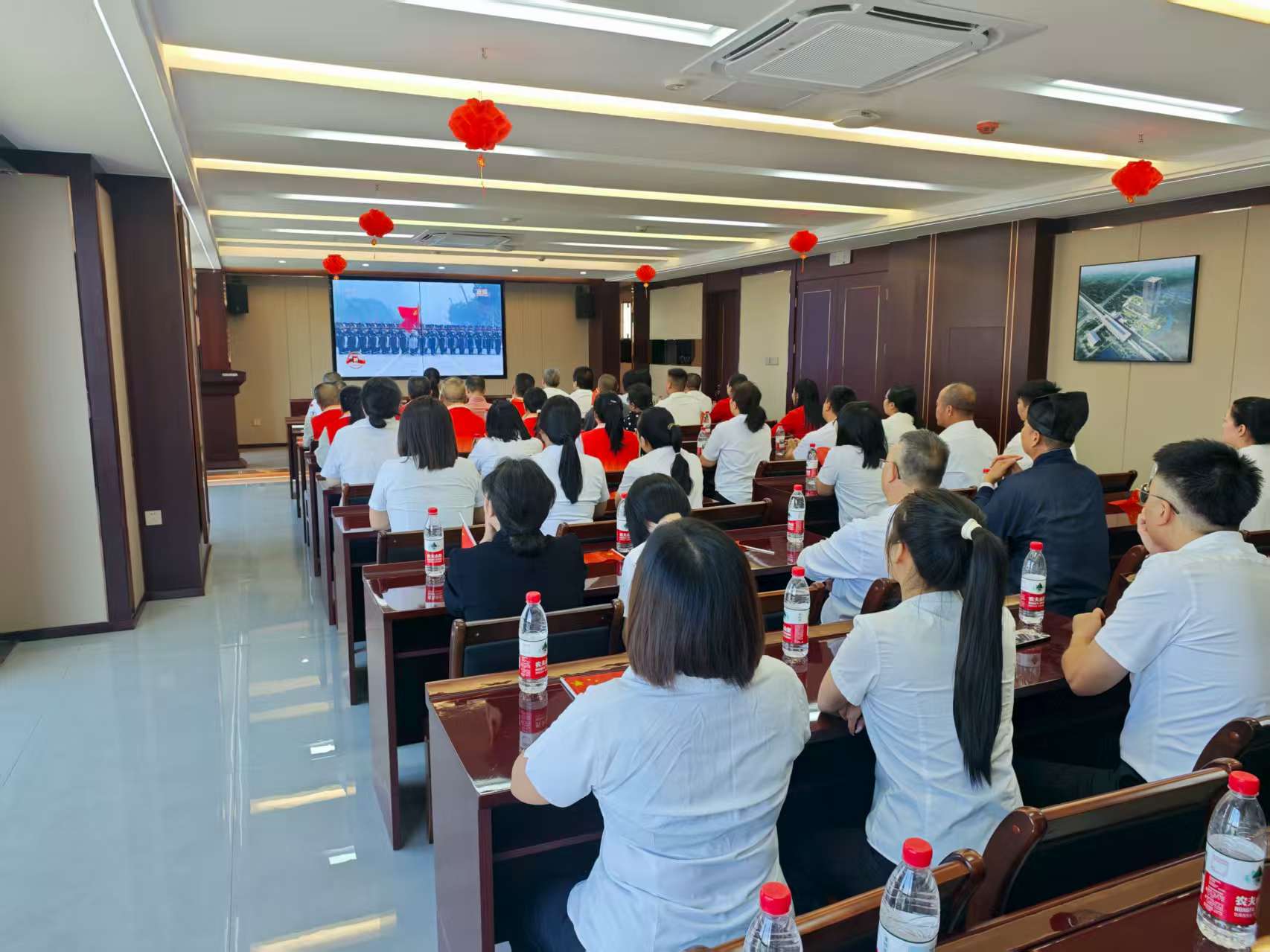 易順建工集團(tuán)有限公司聯(lián)合松溪縣委統(tǒng)戰(zhàn)部機(jī)關(guān)集中集中觀(guān)看紀(jì)念中國(guó)人民抗日戰(zhàn)爭(zhēng)暨世界反法西斯戰(zhàn)爭(zhēng)勝利80周年大會(huì)