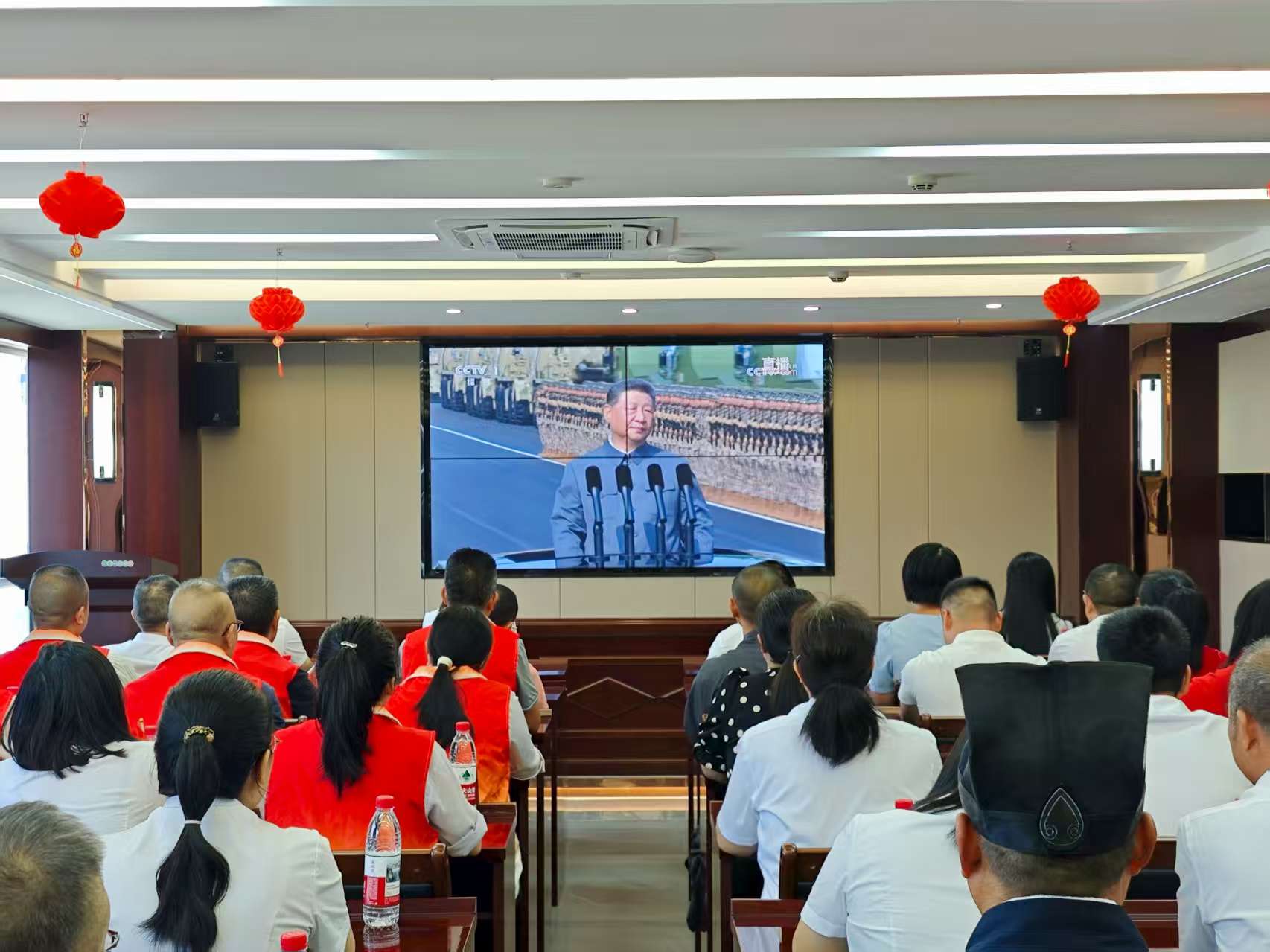 易順建工集團(tuán)有限公司聯(lián)合松溪縣委統(tǒng)戰(zhàn)部機(jī)關(guān)集中集中觀(guān)看紀(jì)念中國(guó)人民抗日戰(zhàn)爭(zhēng)暨世界反法西斯戰(zhàn)爭(zhēng)勝利80周年大會(huì)